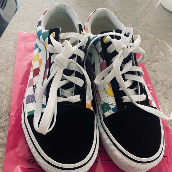 Vans - Picture 2 of 6